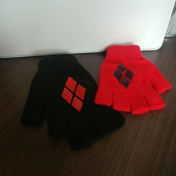Hot Topic Accessories - Harley Quinn gloves